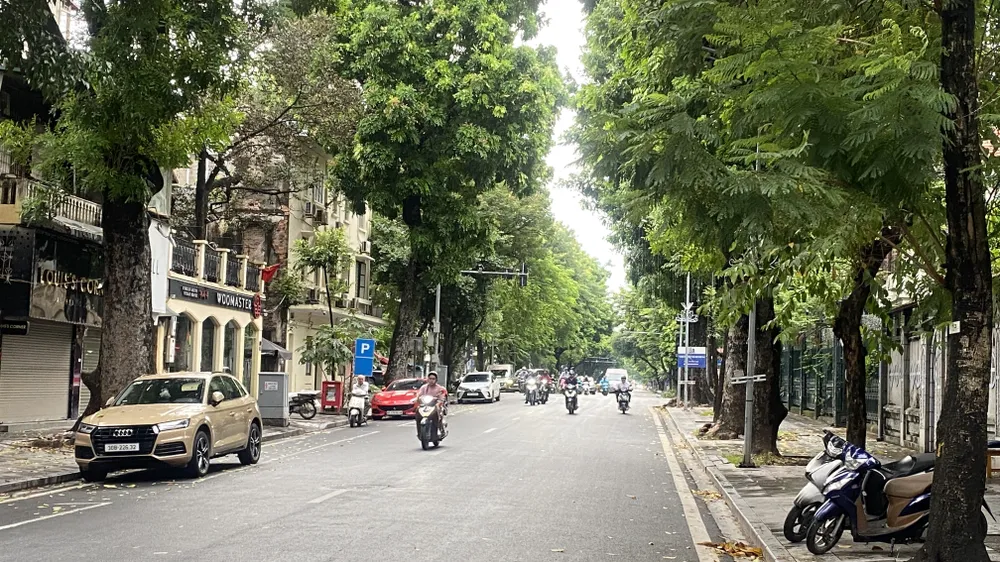 Hà Nội se lạnh, trời nhiều mây, có mưa nhỏ, sáng sớm 5-10. Ảnh: PHÚC HẬU