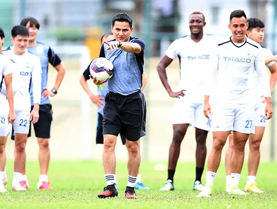 HLV Kiatisak tại buổi tập đầu tiên cùng CLB HA.GL.