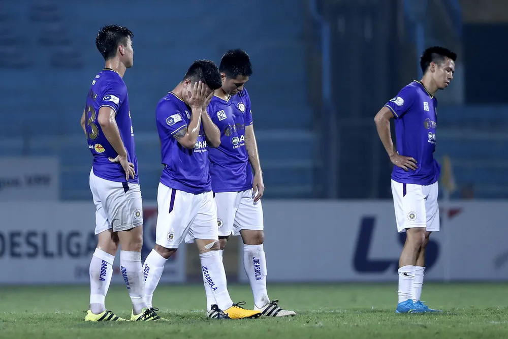 Các cầu thủ Hà Nội thật vọng rời vòng 7. Ảnh: MINH HOÀNG