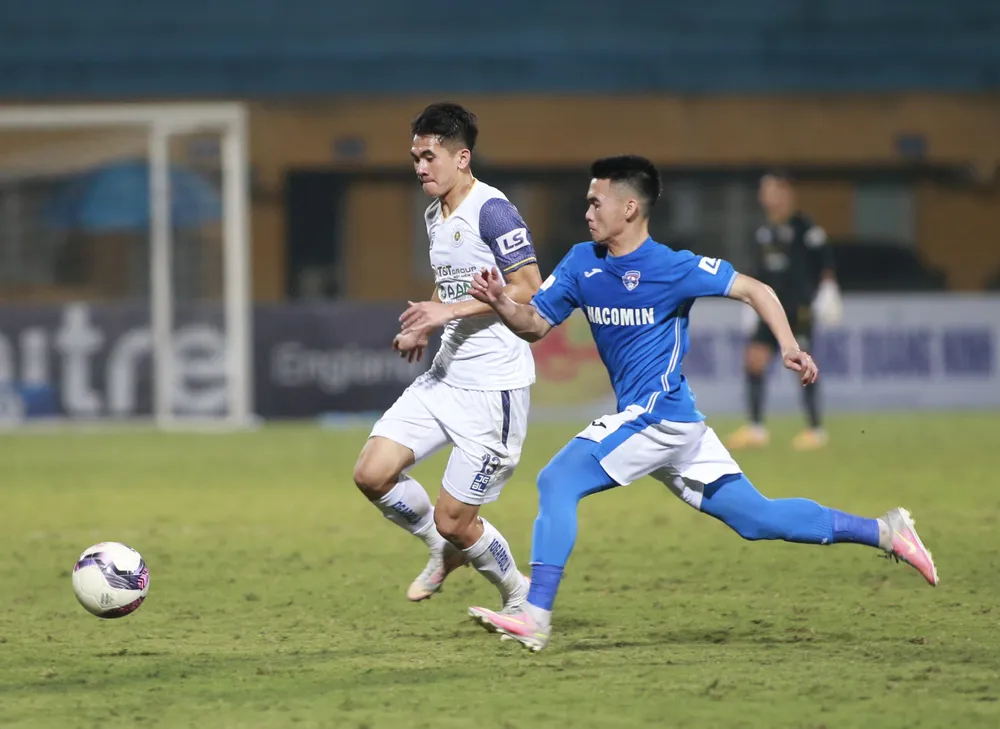 Than Quảng Ninh (phải) bất ngờ thua đậm CLB Hà Nội ở vòng đấu thứ 9. ẢNH: MINH HOÀNG