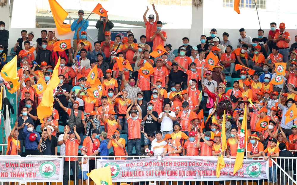 Sân Quy Nhơn luôn đông đảo khán giả.