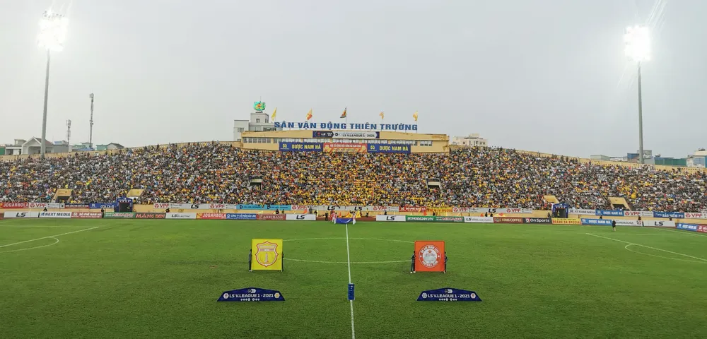 Sân Thiên Trường lại thiết lập kỷ lục về khán giả ở vòng 10. Ảnh: MINH HOÀNG