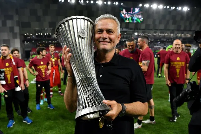 Mourinho mừng cup Europa Conference League 2022 cùng Roma sau trận chung kết thắng Feyenoord 1-0 trên sân Tirana