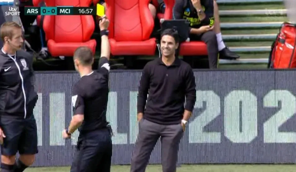 HLV Arteta ngạc nhiên khi bị phạt thẻ vàng ở trận Community Shield