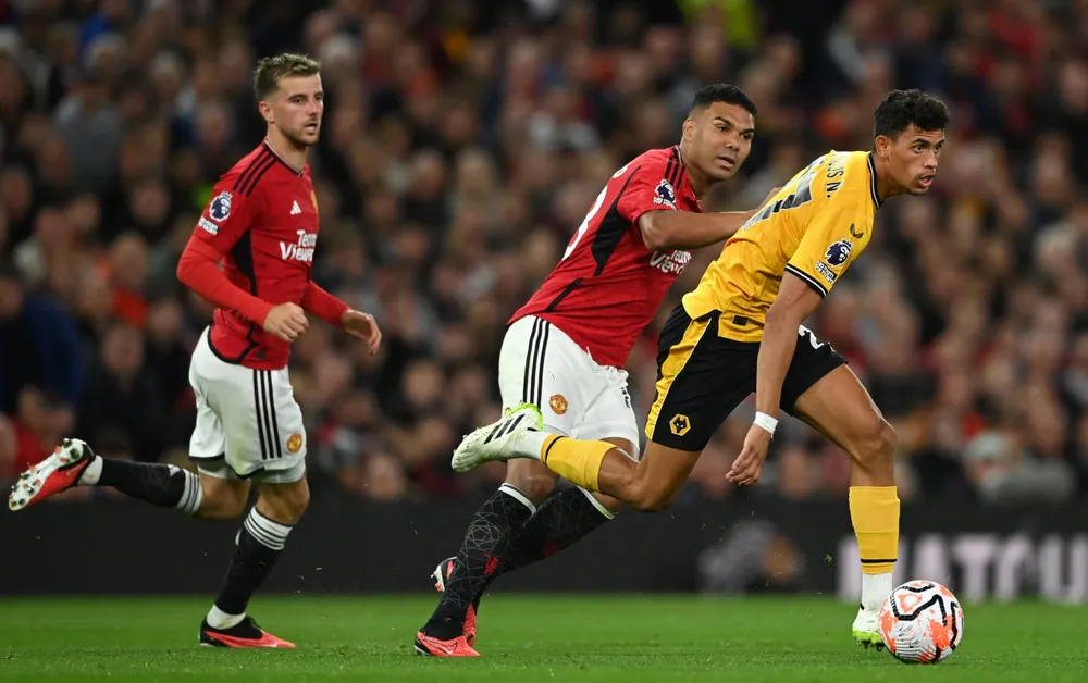 Mount (trái) và Casemiro vất vả để giúp cho hàng thủ