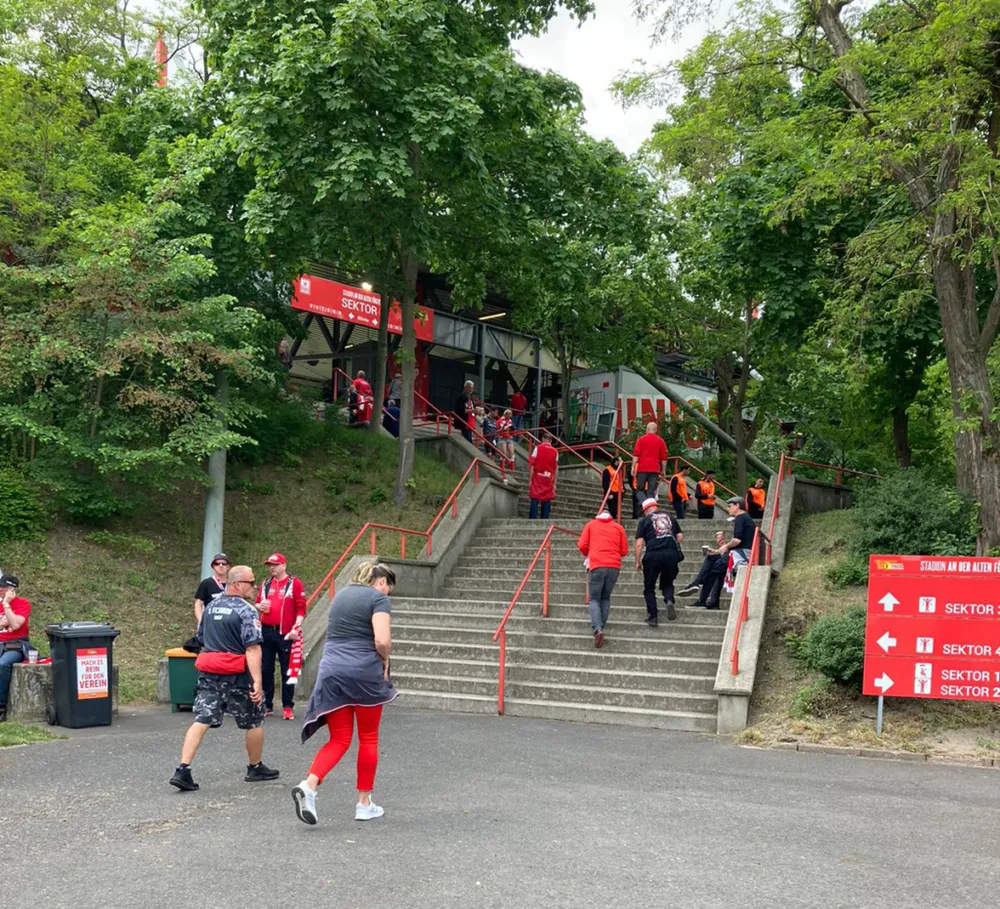 Hình ảnh của sân Alte Forstere nhỏ bé, bình dị nhưng rực lữa