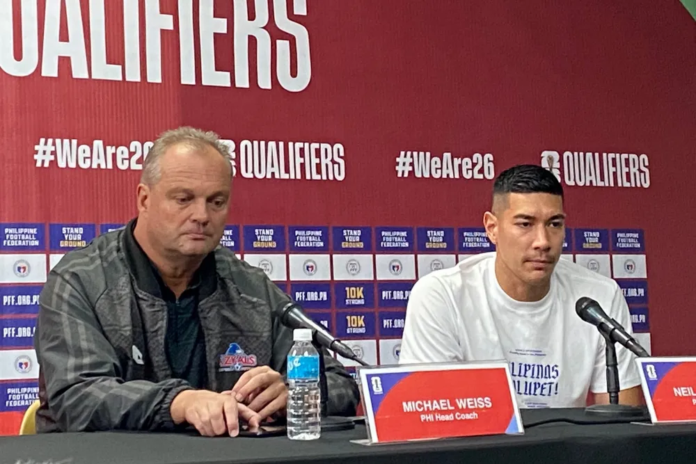 HLV Michael Weiss và thủ môn Neil Etheridge