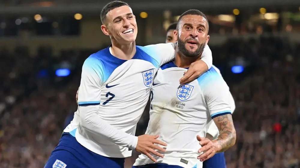 Kyle Walker và Phil Foden