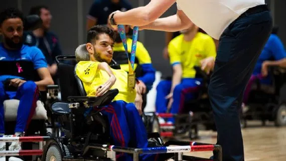 Mohamed Ghelami nhận huy chương