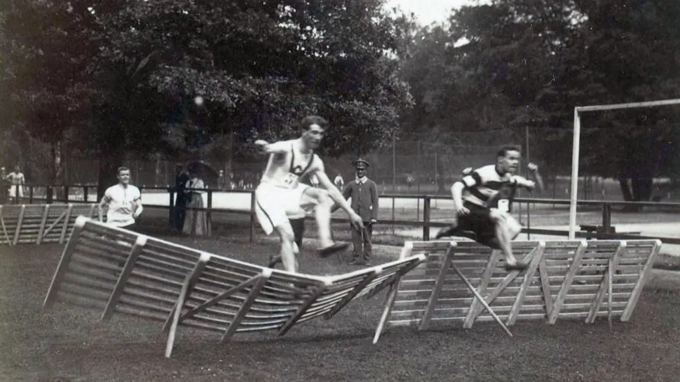Trong Thế vận hội 1900, nội dung vượt rào 110 mét yêu cầu phải vượt qua các rào cản bằng gỗ thật.