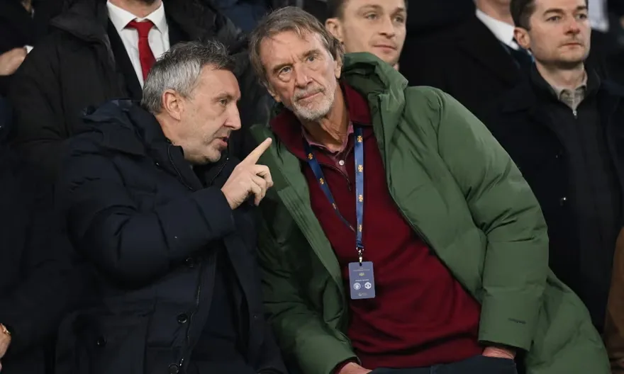 Ngài-Jim-Ratcliffe-_phải_-nói-chuyện-với-Jason-Wilcox_-giám-đốc-kỹ-thuật-của-Manchester-United_-tron.jpg
