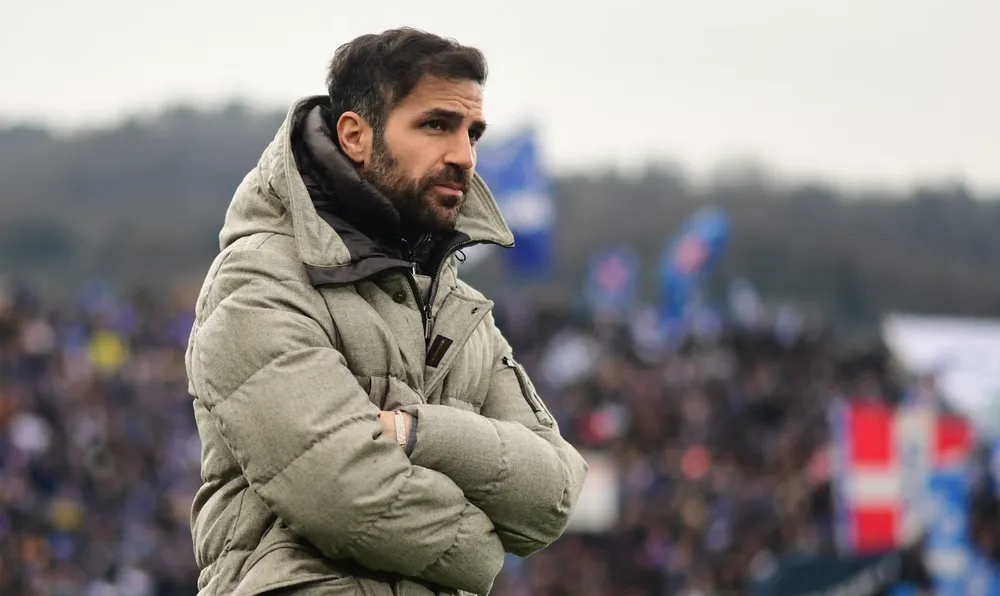 Cesc Fàbregas quan sát đội A của mình trong trận thua 1-2 trên sân nhà trước Atalanta. Nhiếp ảnh: Daniele Mascolo/Reuters