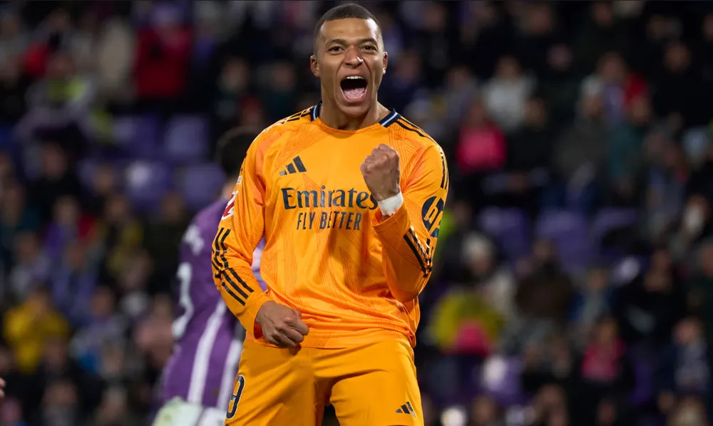 Kylian Mbappé hoàn thành cú hat-trick của mình từ chấm phạt đền, nơi trước đây từng là nỗi lo lắng sau hai lần sút hỏng phạt đền cho Real Madrid. (Ảnh: Diego Souto/Getty Images)