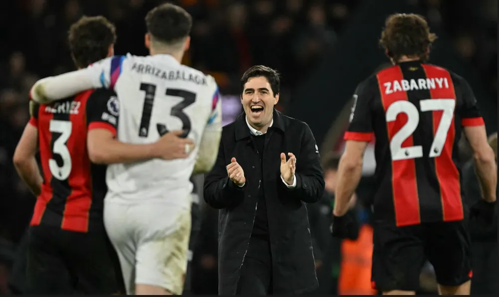 Andoni Iraola, được chụp hình khi ăn mừng chiến thắng vang dội của Bournemouth trước Nottingham Forest, có thể sẽ trở thành mục tiêu săn đón. Ảnh: Glyn Kirk/AFP/Getty Images