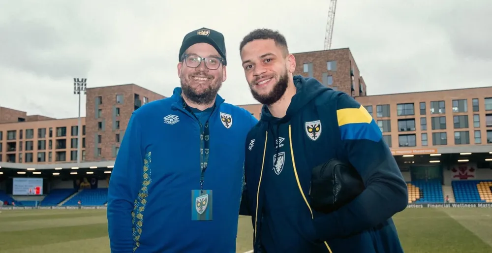 Tình yêu bóng đá và cách mà một YouTuber - nhà văn tài trợ cho bản hợp đồng khác thường nhất kỳ chuyển nhượng