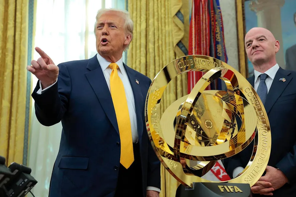 Tổng thống Mỹ Donald Trump, hủ tịch FIFA, Gianni Infantino chụp ảnh trong Phòng Bầu dục với cúp World Cup