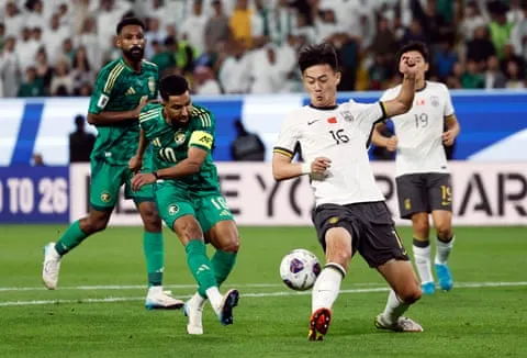 Hậu vệ Jiang Shenglong của Trung Quốc chặn cú sút của Salem Al Dawsari trong trận vòng loại tuần trước tại Riyadh. Ảnh: Hamad I Mohammed/Reuters