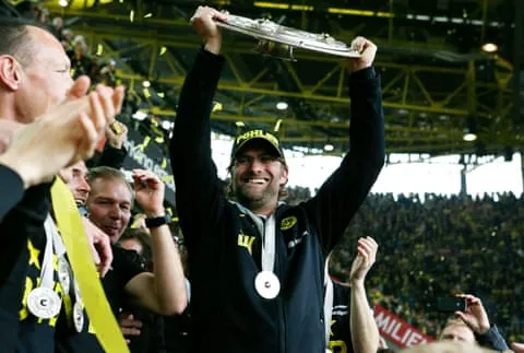 Jürgen Klopp giơ cao chiếc cúp Bundesliga sau khi Borussia Dortmund vô địch vào tháng 5 năm 2012. Ảnh: Dpa Picture Alliance/Alamy