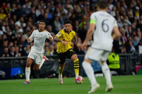 Jadon Sancho của Dortmund rê bóng vượt qua đồng đội cũ Jude Bellingham trong trận chung kết Champions League 2024 với Real Madrid. Ảnh: Tom Jenkins/The Observer