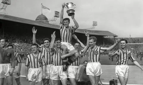 Các cầu thủ Aston Villa diễu hành với FA Cup tại Wembley sau khi đánh bại Manchester United trong trận chung kết năm 1957. Nguồn: Colorsport/Shutterstock