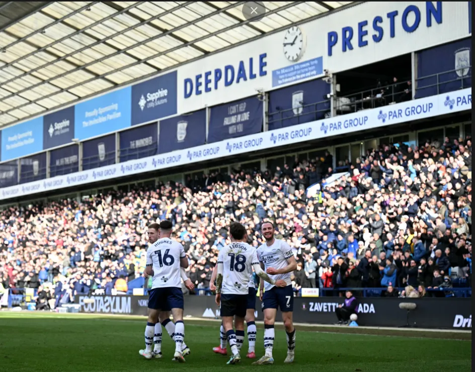 Will Keane (phải) ăn mừng sau khi ghi bàn thứ ba cho Preston trong trận đánh bại Burnley ở vòng năm FA Cup tại Deepdale. Ảnh: Paul Ellis/AFP/Getty Images
