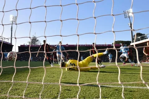 Omar Marmoush ghi bàn thắng quyết định cho Manchester City qua tay Kepa Arrizabalaga. Ảnh: Graham Hunt/ProSports/Shutterstock