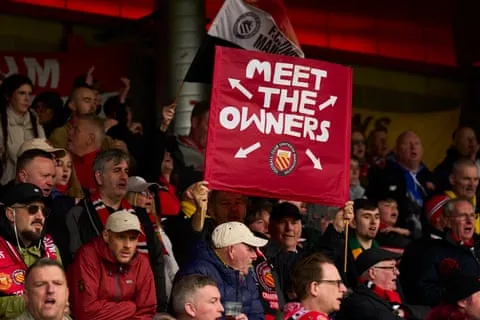 Người hâm mộ FC United tại trận đấu với Stockton Town. Ảnh: Christopher Thomond/The Observer