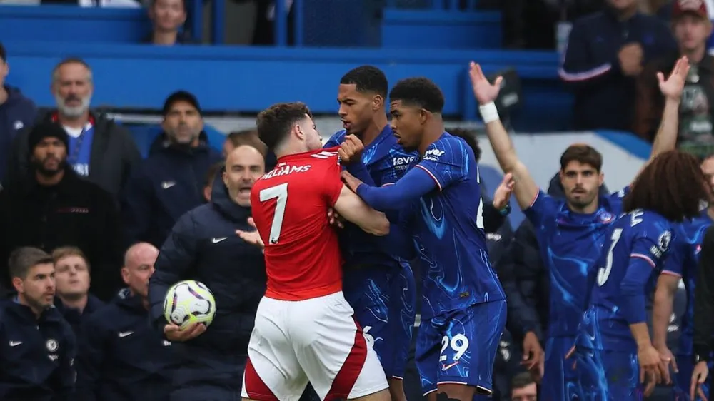 Căng thẳng bùng nổ giữa Neco Williams của Nottingham Forest và Levi Colwill của Chelsea, hai đội bóng Premier League đang tranh đấu cho các suất dự UEFA Champions League. Bradley Collyer/PA Images via Getty Images