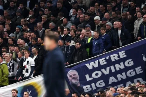 CĐV Tottenham thể hiện sự ủng hộ dành cho Ange Postecoglou trong trận thua Chelsea trên sân nhà vào tháng 11 năm 2023. Ảnh: Alex Pantling/Getty Images