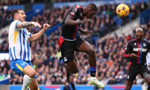 Ismaïla Sarr vượt qua Lewis Dunk của Brighton để ghi bàn trong chiến thắng 3-1 trên sân khách của Crystal Palace vào tháng 12. Ảnh: Shaun Brooks/CameraSport/Getty Images