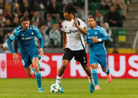 Maxi Oyedele trong trận đấu với Real Betis. Legia đánh bại câu lạc bộ Tây Ban Nha với tỷ số 1-0. Ảnh: SOPA Images Limited/Alamy