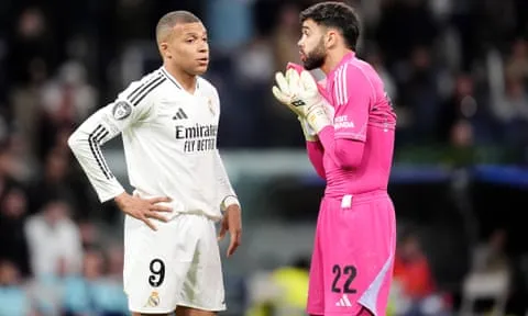 Kylian Mbappé và David Raya trò chuyện trong lúc chờ quyết định VAR trong trận đấu. Ảnh: Adam Davy/PA