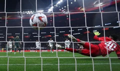 Dominic Solanke ghi bàn từ chấm phạt đền giúp Spurs thắng tại Eintracht Frankfurt. Nguồn: Michael Zemanek/Shutterstock