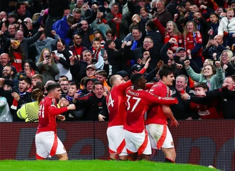 Cảnh ăn mừng cuồng nhiệt tại Old Trafford sau bàn thắng quyết định của Harry Maguire trước Lyon. Nguồn: Matt West/Shutterstock