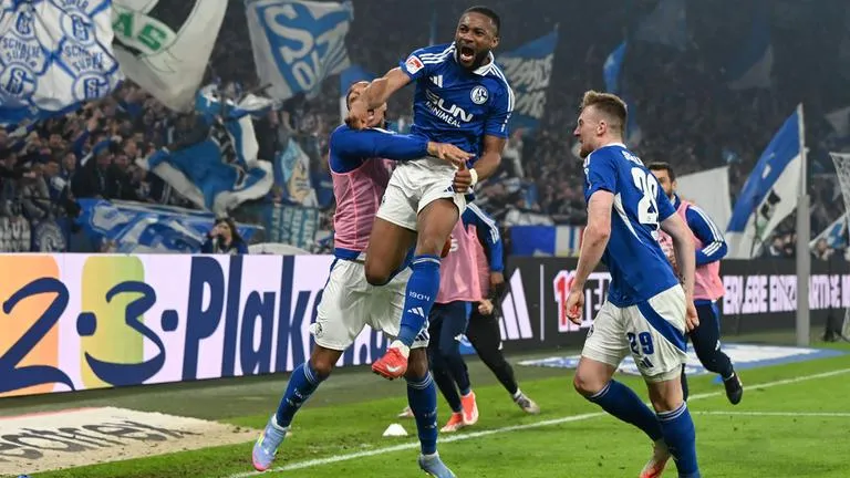 Những gã khổng lồ ngã ngựa của bóng đá Đức - và sự ủng hộ bất diệt giữ họ sống mãi