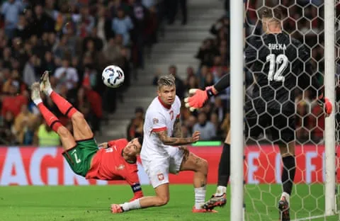 Cristiano Ronaldo ghi bàn vào lưới Ba Lan tháng 11 năm ngoái, sau khi gặp khó khăn tại Euro 2024 mùa hè. Nguồn: Estela Silva/EPA