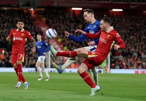 Andy Robertson trong trận derby Merseyside tại Anfield. Nguồn: Phil Noble/Reuters