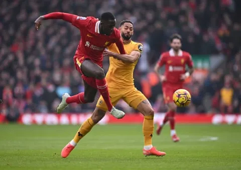 Ibrahima Konaté ngăn chặn Matheus Cunha của Wolves. Nguồn: Stu Forster/Getty Images