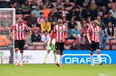 Taylor Harwood-Bellis (trái), Kyle Walker-Peters và Flynn Downes của Southampton Ảnh: Andrew Matthews/PA