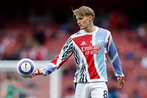 Martin Odegaard dường như đã gấp bớt những nét sáng tạo để trở thành cỗ máy pressing phía trước. Nguồn: Peter Cziborra/Action Images/Reuters