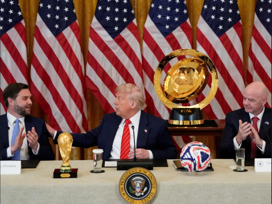 Phó Tổng thống Mỹ JD Vance, Tổng thống Donald Trump và Chủ tịch FIFA Gianni Infantino, từ trái sang phải, tham dự cuộc họp của nhóm đặc nhiệm World Cup tại Nhà Trắng vào thứ Ba. Ảnh: Kent Nishimura/Reuters