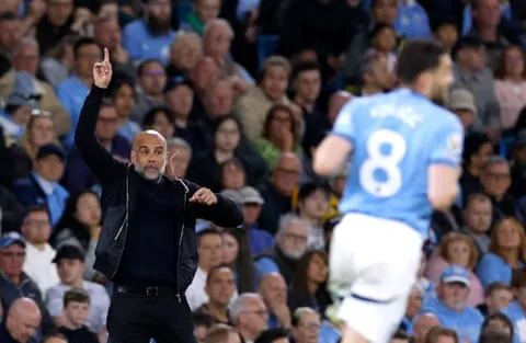 Pep Guardiola chỉ đạo nhiệt tình. Báo cáo về sự suy tàn của Man City đã bị phóng đại quá mức. Nguồn: Jason Cairnduff/Action Images/Reuters