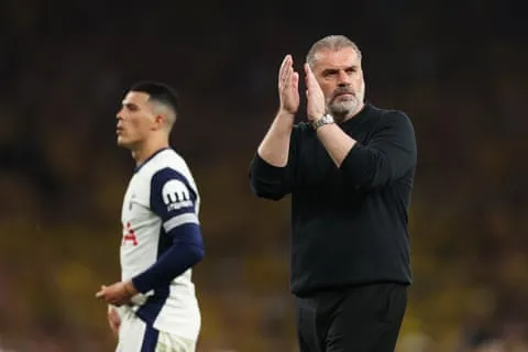 Ange Postecoglou vỗ tay cảm ơn CĐV Spurs. Ông cần cân bằng chiến lược. Nguồn: Richard Heathcote/Getty Images