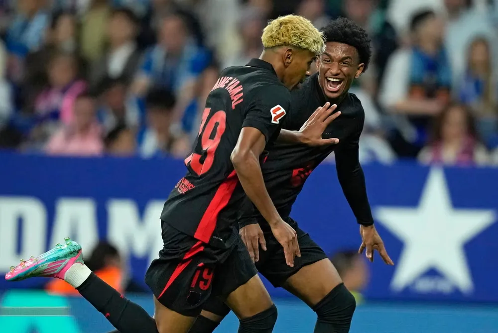 Lamine Yamal ăn mừng