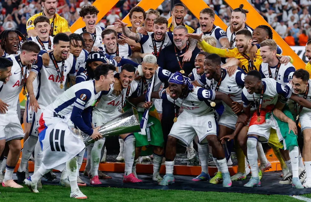 Tottenham hạnh phúc bên chiếc cúp Europa League