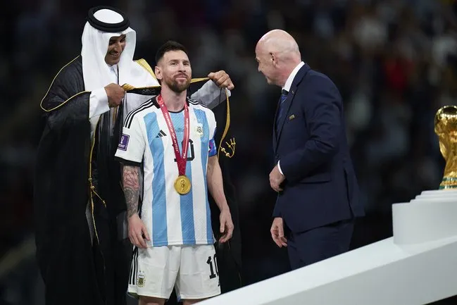 Tamim al-Thani khoác bisht cho Lionel Messi sau chiến thắng World Cup của Argentina tại Qatar năm 2022. Ảnh: Tom Jenkins/The Guardian
