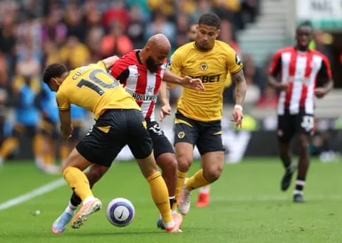Bryan Mbeumo và Matheus Cunha tranh bóng trong trận đấu cuối cùng của mùa giải Premier League. Nguồn: Cameron Smith/WWFC/Wolves/Getty Images