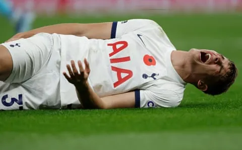 Việc giữ Micky van de Ven khỏe mạnh có thể mang tính quyết định. Ảnh: Tom Jenkins/The Guardian