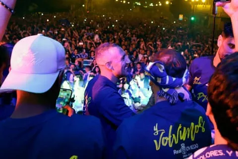 Santi Cazorla ăn mừng với đồng đội đến khuya. Ảnh: JL Cereijido/EPA