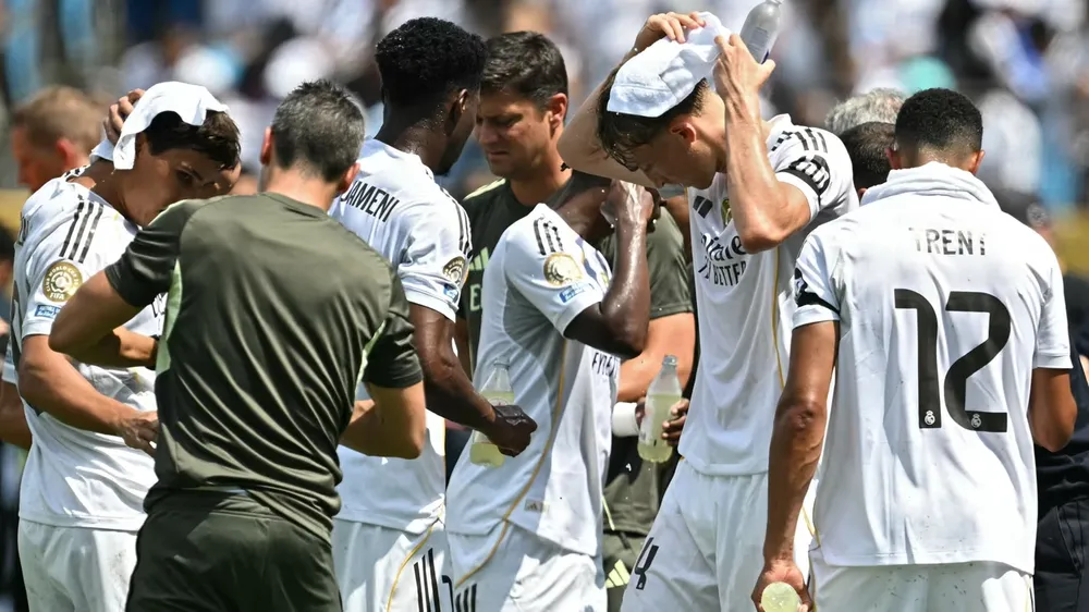 Hình ảnh minh họa:Pablo Barrios của Atlético Madrid uống nước trong giờ nghỉ làm mát tại Club World Cup. Mỹ sẽ đón các đội tuyển quốc tế vào mùa hè tới.Nguồn: Yuri Cortéz/AFP/Getty Images